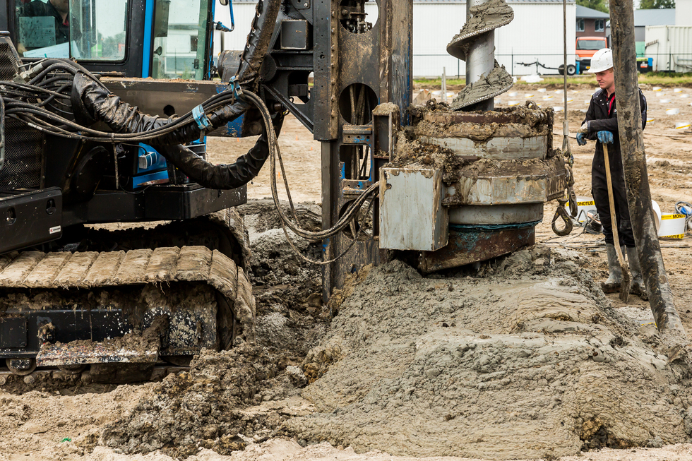 Bohrgerät führt Tiefenbohrung für Pfahlgründung auf Baustelle durch, Spezialtiefbau im Gange